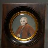 Miniatur in lupenfeiner Malerei "Portrait des Marquis de la Popelinière", m.r. sign. Honnim (?), 18.Jh., Gouache auf Elfenbein, Ø 8,5cm, (m.R. 13x13cm), Genehmigung nach Art. 10d VO (EG 338/97) liegt vor (kein … - photo 1