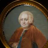 Miniatur in lupenfeiner Malerei "Portrait des Marquis de la Popelinière", m.r. sign. Honnim (?), 18.Jh., Gouache auf Elfenbein, Ø 8,5cm, (m.R. 13x13cm), Genehmigung nach Art. 10d VO (EG 338/97) liegt vor (kein … - Foto 2