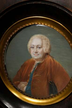 Miniatur in lupenfeiner Malerei "Portrait des Marquis de la Popelinière", m.r. sign. Honnim (?), 18.Jh., Gouache auf Elfenbein, Ø 8,5cm, (m.R. 13x13cm), Genehmigung nach Art. 10d VO (EG 338/97) liegt vor (kein … - photo 2