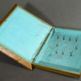 Biedermeier Schlüsselkasten mit (Saatperlen-) Stickbild "Der Kuss" auf Scharniertür mit geprägter Goldpapier Verkleidung, Interieur mit türkis Moireepapier ausgeschlagen, um 1850, 36x32x7cm, Schlüssel fehlt, Al… - photo 4