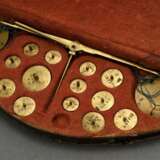 Französische Münzwaage mit 14 Gewichten in Lederetui mit roter Stoffauskleidung, 18.Jh., 10x22x2,5cm, 1 Gewicht fehlt, Altersspuren - photo 1