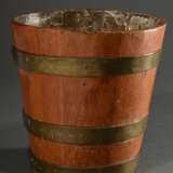 Englischer Holz Weinkühler mit Messingreifen, Boden durchbohrt zum Ablauf von Kondenswasser, 19.Jh., H. 23cm, Ø 23,5cm - фото 1