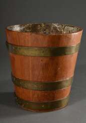 Englischer Holz Weinkühler mit Messingreifen, Boden durchbohrt zum Ablauf von Kondenswasser, 19.Jh., H. 23cm, Ø 23,5cm