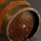 Englischer Holz Weinkühler mit Messingreifen, Boden durchbohrt zum Ablauf von Kondenswasser, 19.Jh., H. 23cm, Ø 23,5cm - фото 2