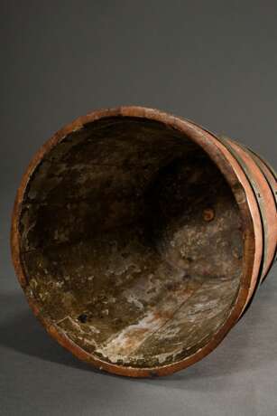 Englischer Holz Weinkühler mit Messingreifen, Boden durchbohrt zum Ablauf von Kondenswasser, 19.Jh., H. 23cm, Ø 23,5cm - Foto 3
