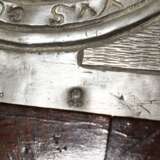 Museales Zinn Relief mit ovalem Portrait Tondo des Astronomen und Mathematikers Gerard Stempel (1546-1619), umlaufend bez.: "GERARDUS STEMPELIUS BATAVUS GOUDANUS * AN * DNI * MDCII * AETATIS LVI", u.l. sign. Gr… - фото 8