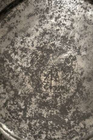Großer französischer Zinn Teller mit floralem Gravurdekor auf der Fahne und Wappen "CM" im Spiegel, MZ: Morant Laurent/ Lyon, um 1700, Ø 52,5cm, fleckig, kleine Loch - photo 2
