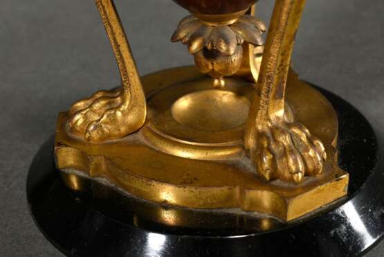 Historismus Deckeldose in antikisierender Façon mit plastischer Amor Bekrönung auf ovoidem Korpus über drei Fabeltier-Hermen mit Tatzenfüßen, vergoldete Bronze und eloxiertes Metall, um 1880, H. 22,2cm - фото 4