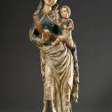 Bäuerliche "Muttergottes mit Kind" im spätgotischem Stil, auf oktogonaler Basis stehende Madonna mit Krone und Tuch über gewelltem Haar in figura serpentinata mit segnendem, ein Vögelchen haltendem Christuskind… - photo 1