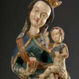 Bäuerliche "Muttergottes mit Kind" im spätgotischem Stil, auf oktogonaler Basis stehende Madonna mit Krone und Tuch über gewelltem Haar in figura serpentinata mit segnendem, ein Vögelchen haltendem Christuskind… - photo 2