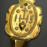 Kleines Messing Wand Weihwasser Becken mit getriebenem Christus Monogramm "IHS" und Herz Jesu, dat. 1813, H. 21cm, seitlich gerissen - photo 1