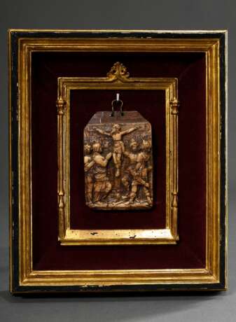Alabaster Relief "Kreuzigung" vor Stadtkulisse mit Johannes und Maria links und zwei Soldaten rechts des Kreuzes, Mecheln um 1520, auf Eichentafel montiert, in separatem partiell vergoldetem Präsentationsrahmen… - photo 1