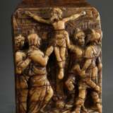Alabaster Relief "Kreuzigung" vor Stadtkulisse mit Johannes und Maria links und zwei Soldaten rechts des Kreuzes, Mecheln um 1520, auf Eichentafel montiert, in separatem partiell vergoldetem Präsentationsrahmen… - фото 3