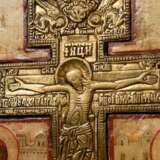 Zentralrussische Staurothek Ikone "Kreuzigung Christi auf dem Berg Golgatha" mit Bronze Kruzifix im zentralen Flachrelief, umstehend Personengruppe (links: Gottesmutter Maria und Martha, rechts: Johanne… - фото 2