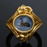 Gelbgold 917 Ring mit Chalcedon Intaglio "Liegender Luchs" (Rom, ca. 2. Jhd. n. Chr.), Wolfgang Skoluda/ Hamburg, signiert und datiert 1995, dazu Original signierter Entwurf Nr. 0695 mit Siegelprobe, 17,7g, Gr.… - photo 2