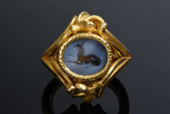 Gelbgold 917 Ring mit Chalcedon Intaglio "Liegender Luchs" (Rom, ca. 2. Jhd. n. Chr.), Wolfgang Skoluda/ Hamburg, signiert und datiert 1995, dazu Original signierter Entwurf Nr. 0695 mit Siegelprobe, 17,7g, Gr.… - фото 2