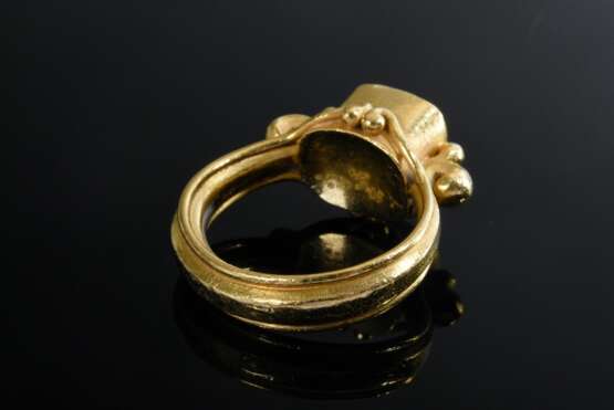 Gelbgold 917 Ring mit hellem Stein Intaglio „Schreitende Sau“ (Griechenland, 5. Jh. v. Chr.), Wolfgang Skoluda/ Hamburg, signiert und datiert 1984, dazu Original Entwurf Nr. 5284, mit Siegelprobe, 12,3g, Gr. 53 - Foto 2