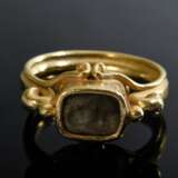 Gelbgold 917 Ring mit hellem Stein Intaglio „Schreitende Sau“ (Griechenland, 5. Jh. v. Chr.), Wolfgang Skoluda/ Hamburg, signiert und datiert 1984, dazu Original Entwurf Nr. 5284, mit Siegelprobe, 12,3g, Gr. 53 - photo 3