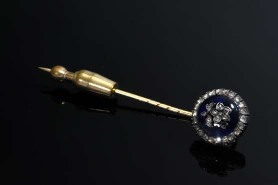 Gelbold 585 und Silber Krawattennadel mit Diamantrosen Kranz (zus. ca. 0.30ct/SI-P2/CR-Y) und blauem Glasknopf mit Diamantblüte besetzt, Anfang 19.Jh., 3,2g, Ø 12mm, Tragespuren, 1 Stein fehlt - Foto 2