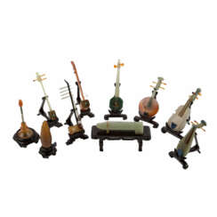 Modellsatz von zehn Miniaturinstrumenten. CHINA, 20. Jahrhundert.