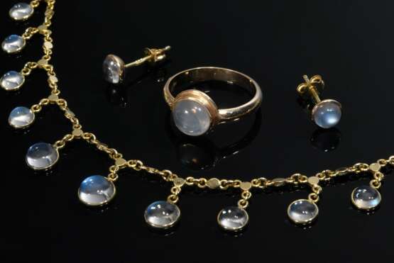 4 Teile Gelbgold 585 Schmuck mit Mondsteincabochons: Collier mit saphirbesetzten Blütenelement an der Schließe (L. 44cm), Ring (Gr. 56) und Paar Ohrstecker (Ø 0,7cm), zus. 12,4g - photo 1