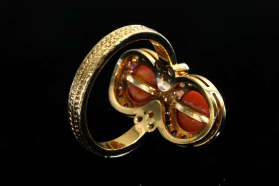 Gelbgold 750 Ring mit Korallencabochons in Brillant Acht (zus. ca. 0.62ct/VSI/TW) und kleinen Orient Halbperlen, Handarbeit v. Häfen/ Hamburg, 8,7g, Gr. 55 - photo 4