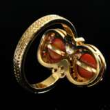 Gelbgold 750 Ring mit Korallencabochons in Brillant Acht (zus. ca. 0.62ct/VSI/TW) und kleinen Orient Halbperlen, Handarbeit v. Häfen/ Hamburg, 8,7g, Gr. 55 - photo 4