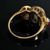 Eleganter Gelbgold 750 Ring mit Saphir- und Rubincabochons sowie Brillantleiste (zus. ca. 0.40ct/SI/TW), 8,6g, Gr. 56, starke Tragespuren - Foto 3