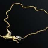 Bicolor Gold 750 Collier „Galoppierendes Pferd“ mit Achtkantdiamanten (zus. ca. 0.13ct/SI/W, 12,3g) an Gelbgold 585 Strickkette (10,8g), L. 48,5cm - фото 1