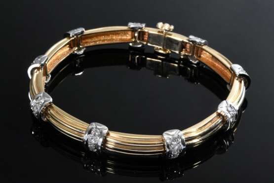 Flexibles Bicolor Gold 585 Armband aus gerillten Stabelementen mit Brillanten (zus. ca. 1.80ct/VS/W), 25,8g, L. 19cm - фото 1