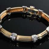 Flexibles Bicolor Gold 585 Armband aus gerillten Stabelementen mit Brillanten (zus. ca. 1.80ct/VS/W), 25,8g, L. 19cm - фото 1