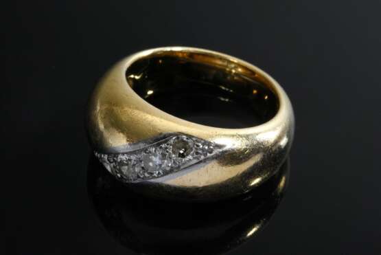 Gelbgold 750 Ring mit schräg eingesetzter Brillantleiste (zus. ca. 0.50ct/P/TCR, 1 Stein defekt), 13,1g, Gr. 51 - photo 2