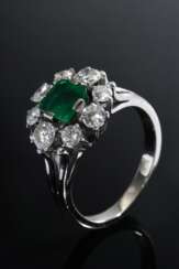 Weißgold 585 Ring mit Smaragd (ca. 0.60ct, geölt, starke Tragespuren) und Brillanten (zus. ca. 0.88ct/VSI/W), 5,8g, Gr. 56