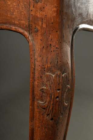 Kleiner Barock Teetisch mit Schub in der Zarge auf geschweiften Beinen, Nussbaum, 18.Jh., 77x83x57cm, alter Wurmfraß - photo 7