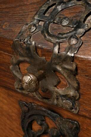 Kleine Eichen Runddeckel-Reisetruhe auf vier Kugelfüßen mit Original Eisenbeschlägen und -griffen, Schlüssel vorhanden, 49x68x41cm - Foto 4