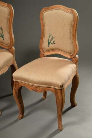 Paar Französische Eichen Stühle im Louis XV Stil mit hellem Leinenbezug und grüner Stickerei „Korallenast“ an der Lehne, H. 45/93cm, 1x Fleck - Foto 2