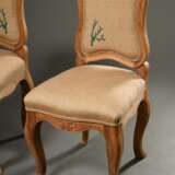Paar Französische Eichen Stühle im Louis XV Stil mit hellem Leinenbezug und grüner Stickerei „Korallenast“ an der Lehne, H. 45/93cm, 1x Fleck - Foto 2