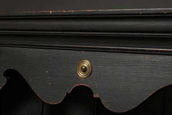Kleiner Dresser mit aufgesetztem Tellerbord und 2 Schüben über geschweiften Beinen mit Padfeet, Weichholz dunkel gefasst, England wohl 18.Jh., 176x137x50cm - photo 4