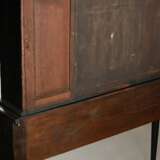Kleiner Dresser mit aufgesetztem Tellerbord und 2 Schüben über geschweiften Beinen mit Padfeet, Weichholz dunkel gefasst, England wohl 18.Jh., 176x137x50cm - photo 7