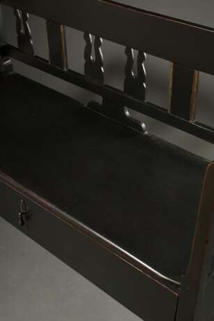 Schwarz gefasste Küchenbank mit großer Schublade, Leinen Polster und 3 Zierkissen, Ungarn 19.Jh., 98x165x52cm - Foto 4