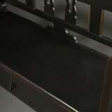 Schwarz gefasste Küchenbank mit großer Schublade, Leinen Polster und 3 Zierkissen, Ungarn 19.Jh., 98x165x52cm - Foto 4
