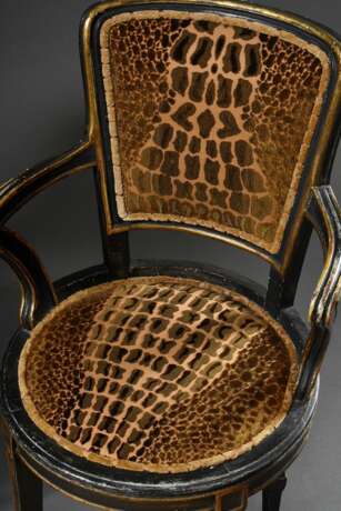 Paar zierliche Armlehnsessel im Louis XVI Stil mit runden Sitzflächen und Trapezförmigen Lehnen, exquisiter venezianischer Seidensamt Bezug in Kroko-Optik, schwarz-gold gefasst, H. 46/90cm - Foto 2