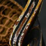 Paar zierliche Armlehnsessel im Louis XVI Stil mit runden Sitzflächen und Trapezförmigen Lehnen, exquisiter venezianischer Seidensamt Bezug in Kroko-Optik, schwarz-gold gefasst, H. 46/90cm - photo 3