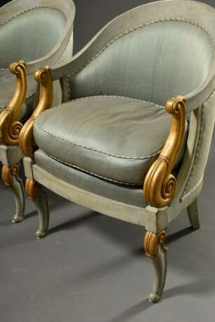 Paar halbrunde Sessel im Empire Stil mit Volutenlehnen, Frankreich um 1900, gold-türkis gefasst, H. 48/79cm, berieben, etwas defekt - Foto 3