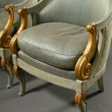 Paar halbrunde Sessel im Empire Stil mit Volutenlehnen, Frankreich um 1900, gold-türkis gefasst, H. 48/79cm, berieben, etwas defekt - photo 3