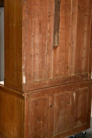 Großer Vitrinenschrank aus alter Geschäftseinrichtung, Weichholz Korpus in klassischer Formensprache mit seitlichen Säulen und verglasten Metalltüren, innen resedagrün gefasst, 2teilig, England 19.Jh., 237x130x64cm, Gebr… - photo 9