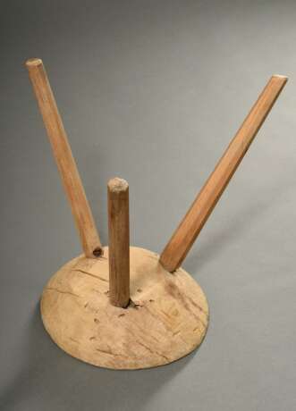 Rustikaler Weichholz Dreibeinschemel mit gemuldeter Sitzfläche und eingesteckten Beinen, H. 42cm - photo 3