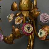 Floraler 3flammiger Wandarm mit plastischen Porzellan Blüten, Messing vergoldet, 27x27cm, Elektrifizierung revisionsbedürftig - photo 2