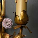 Floraler 3flammiger Wandarm mit plastischen Porzellan Blüten, Messing vergoldet, 27x27cm, Elektrifizierung revisionsbedürftig - photo 3