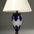 Vase in blau-weißem Überfangglas mit Metall Montierung (ehemals Petroleumlampe) als Lampe elektrifiziert, um 1870/1880, H. 69cm - Auktionspreise